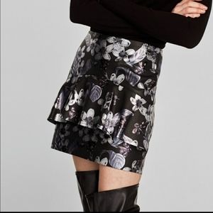 NWOT Zara floral faux leather mini skirt